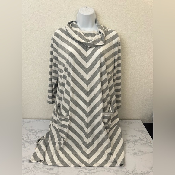 Avenue Sweaters - Women’s Avenue Sweater Size 16 Thin Knit Long Sleeve Cowl Neck Gray Striped​